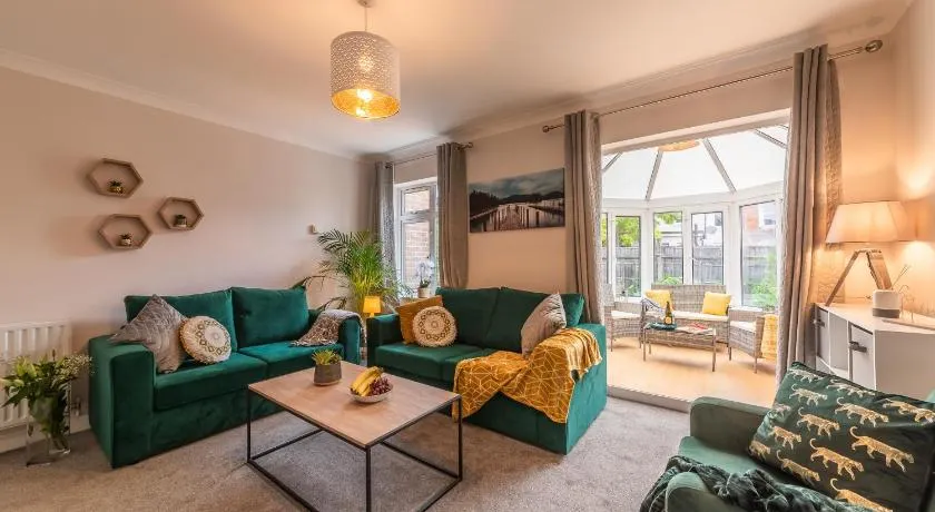 3 Bed Spacious Stylish House, Southampton - Off Road Parking & Private Garden - Sleeps 7, Close to City Centre - by Blue Puffin Stays - Image 1