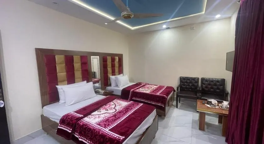 Decent Palace Hotel - Image 1