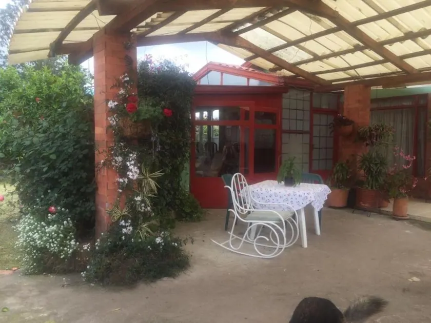 Comodo chalet, en una muy buena ubicación y rodeado de jardines - Image 1