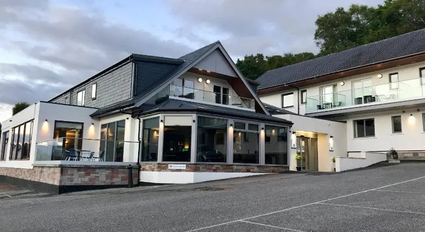 Clan Macduff Hotel - Image 1
