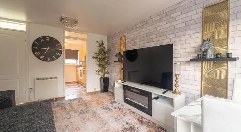 East Kilbride 1BHK Apartment with free parking - Image 1