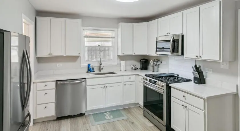 Beautiful Updated 5 bedroom home in Downtown Libertyville Near Naval Base - Image 1