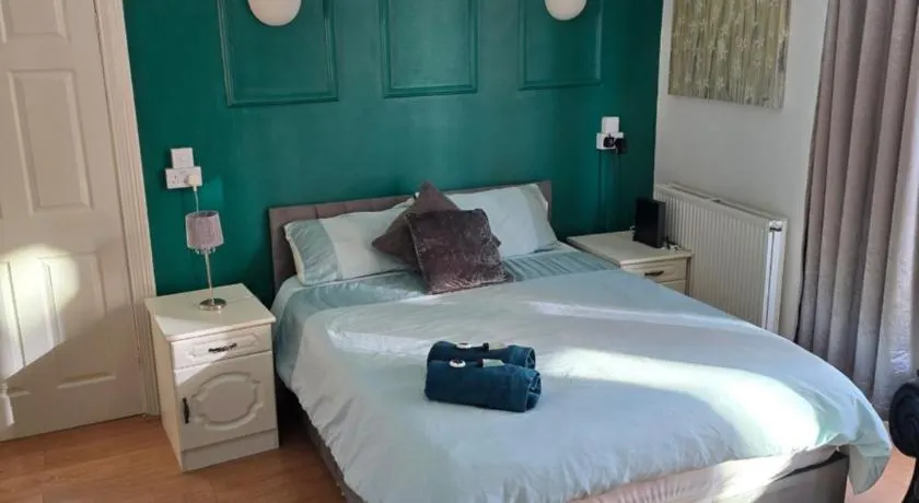 Spacious Double Room in Anfield - Image 1