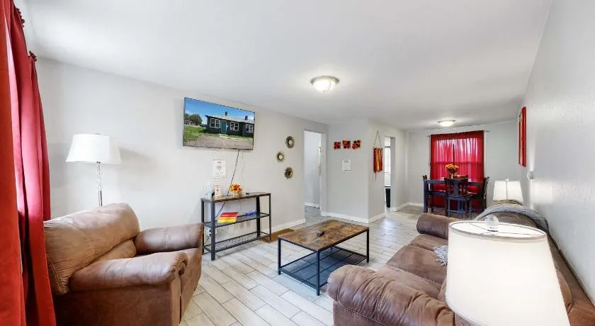 Cozy King Bed Hideaway Near Top Concerts & Sports - Image 1