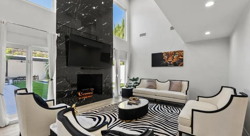 Sleek 7BR Exquisite Estate Resort Pool, Sauna, Spa 6500 SQF - Image 1