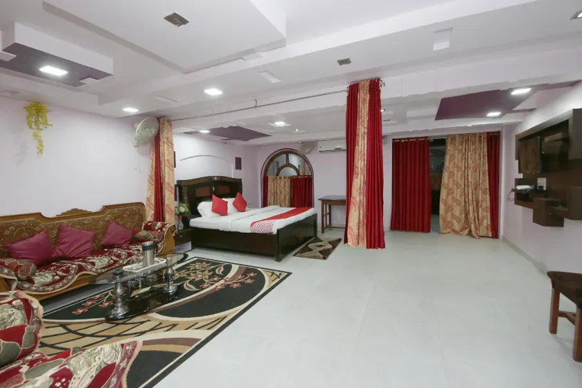OYO 60640 Hotel Reyansh - Image 1