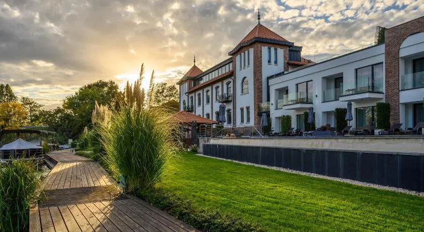 Bordűr Wellness Hotel Superior és Szőnyegmúzeum - Image 1