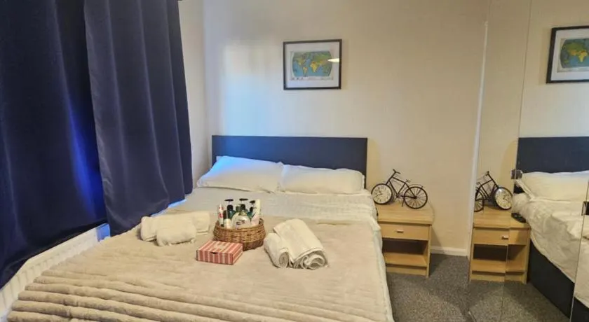 Double bedroom located close to Manchester Airport - Image 1