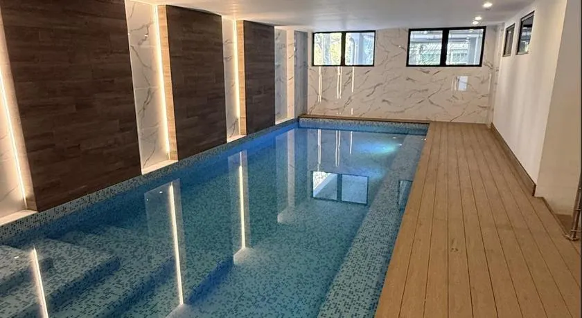 Modern Apartment with Pool & Gym Zona 15 - Image 1