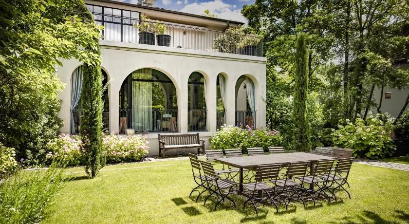Bagatelle Gardenhouse - Image 1