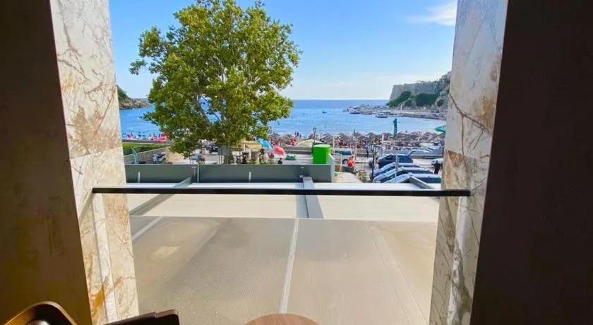 Marinus Hotel - Image 1