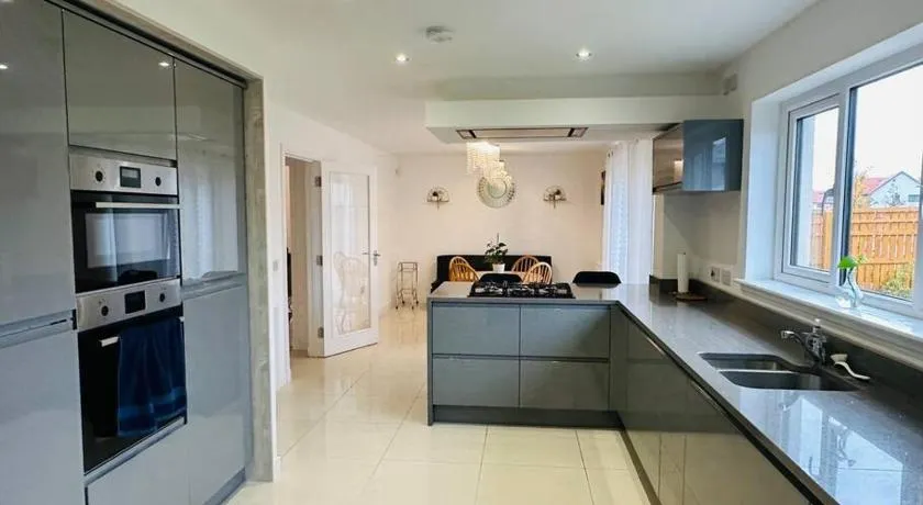 5 Bedroom detached House near Edinburgh Airport for Contractors and Family with free parking - Image 1