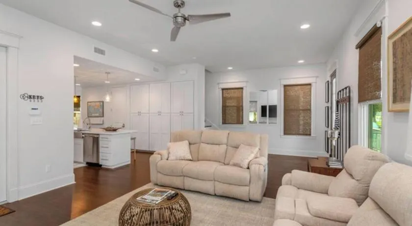 Downtown 3 bedroom Townhouse - Image 1