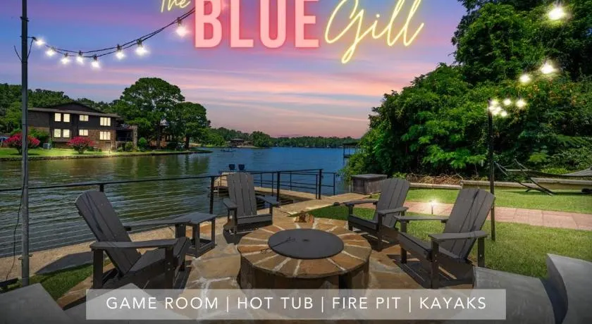 Steps to the Lake, Game Room & More! Sleeps 9 - Image 1