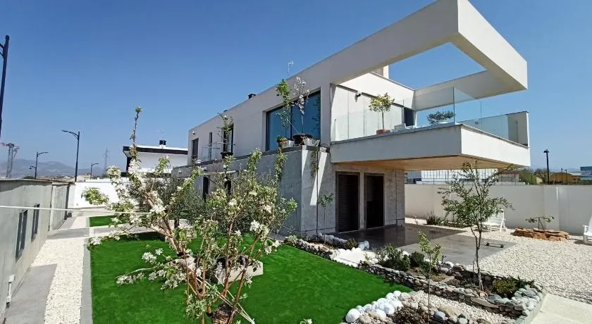 Chalet con piscina y jardín, no fumadores ni fiestas - Image 1