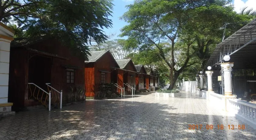 Satraco Royal Hotel - Image 1
