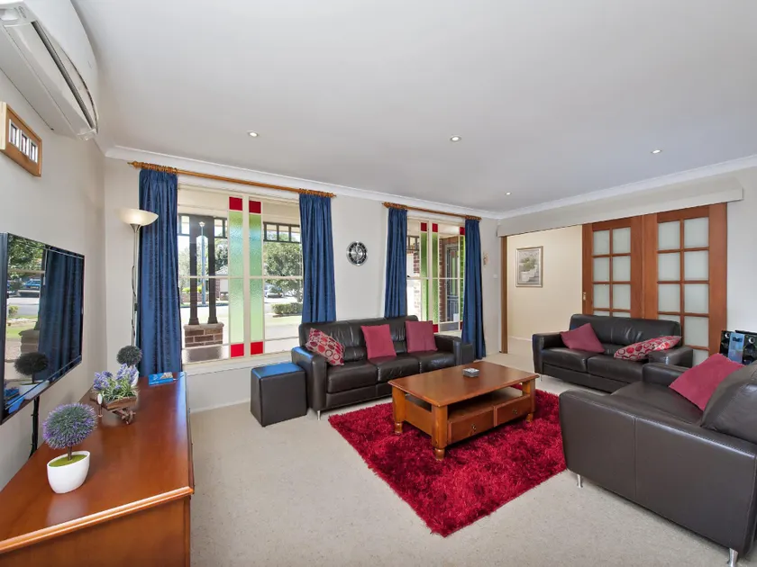 The Bay House, 48 Government Road Shoal Bay Ducted air conditioning 5 bedroom holiday home with Wi Fi Foxtel - Image 1