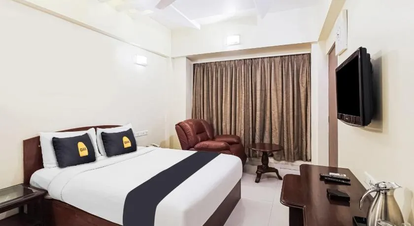 Super Townhouse OAK Hotel Shubhangan Near Juhu Beach - Image 1