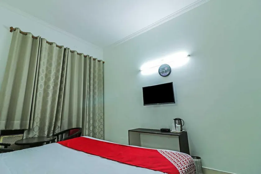OYO 92533 New Balaji Hotel - Image 1