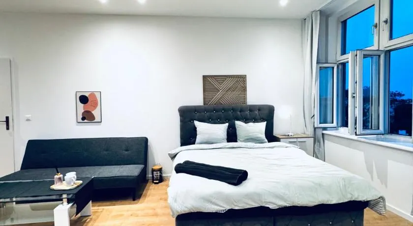 Bright & Spacious 4BR Apt Near Kaufpark Alterlaa - Image 1