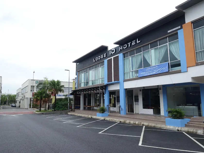 Lodge 10 Hotel - Image 1