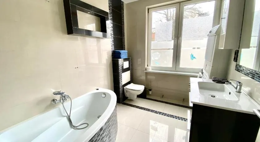 Central Park Apartments - Image 1