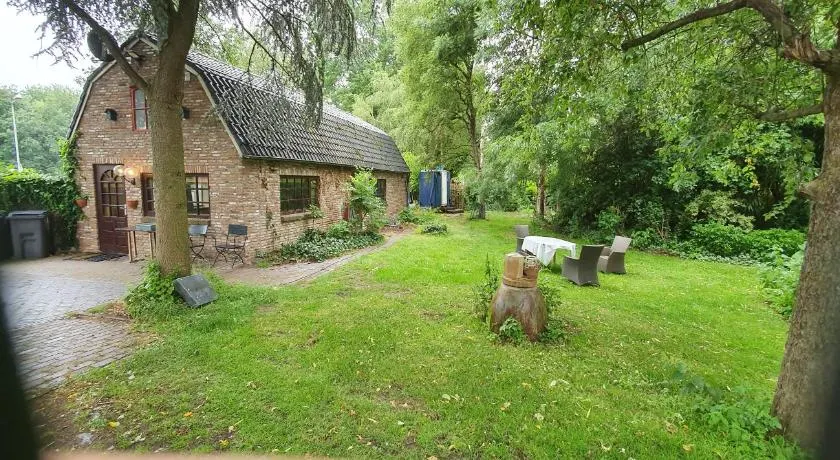 Art, Bed & Breakfast - Image 1