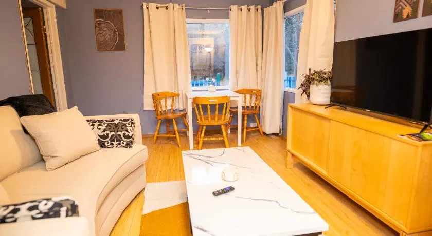 3 Bedroom Gardenside Downtown Home - Image 1