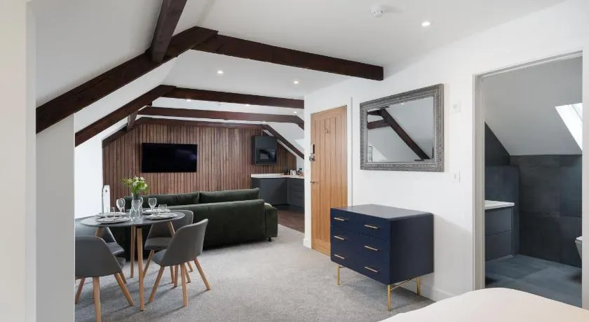 Luxury Modern Suite in Marazion with Parking - Image 1