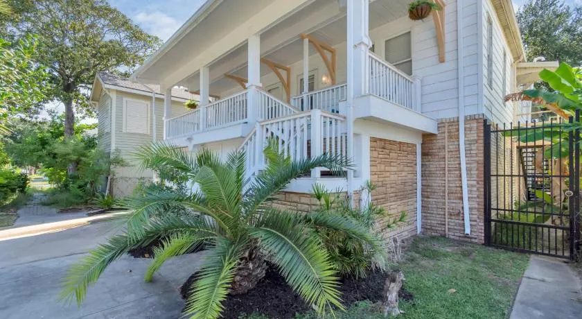 Newly Renovated Historical Galveston Home - 8 min walk to beach! - Image 1