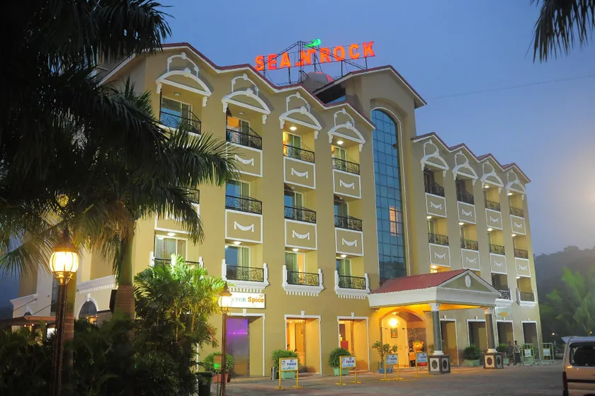 Hotel Sea N Rock - Image 1