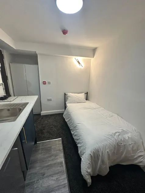 Room 6 NG3 2AZ - Image 1