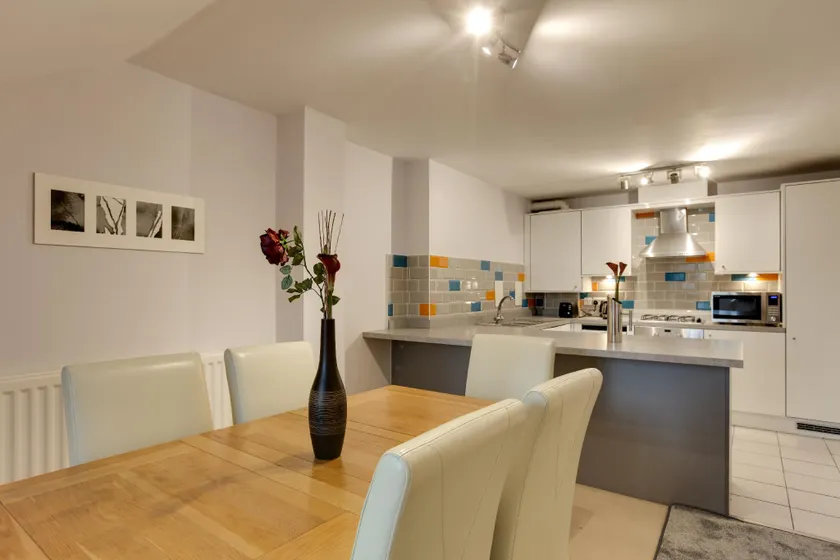 Charming 3BR Penthouse in Bishop's Stortford - Image 1