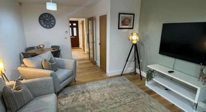 Church Court 2 Bed 55 Inch SKY TV Northampton Parking Contractor Accommodation - Image 1