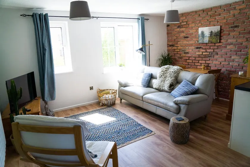 Modern flat in Cardiff Bay - Image 1