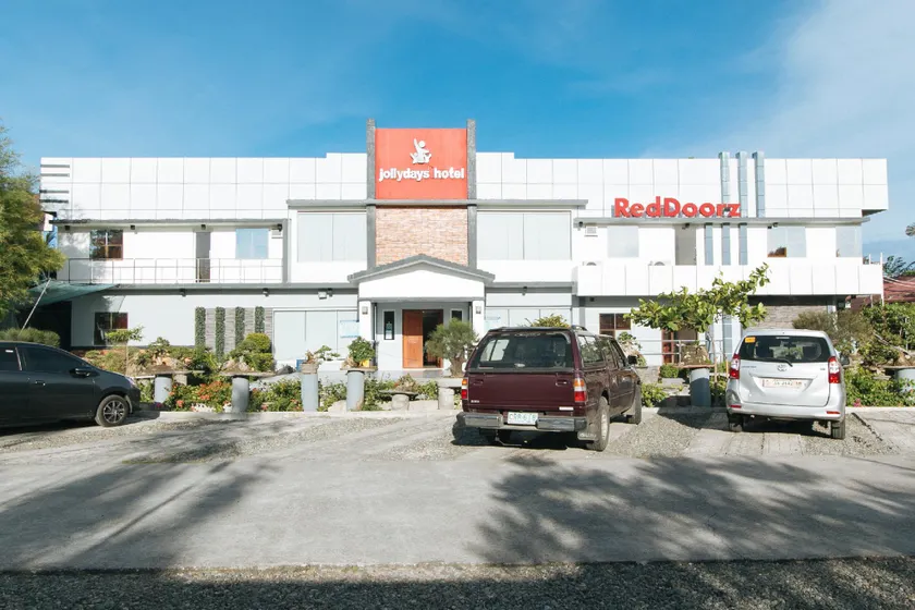 RedDoorz Plus @ Jollydays Hotel Nueva Ecija - Image 1