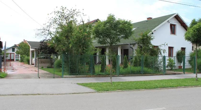 Boulevard Garden House - Free and save parking in the locked yard - Image 1