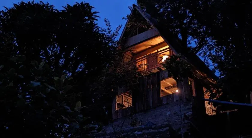 Mochileros Cherry Tree House - Image 1