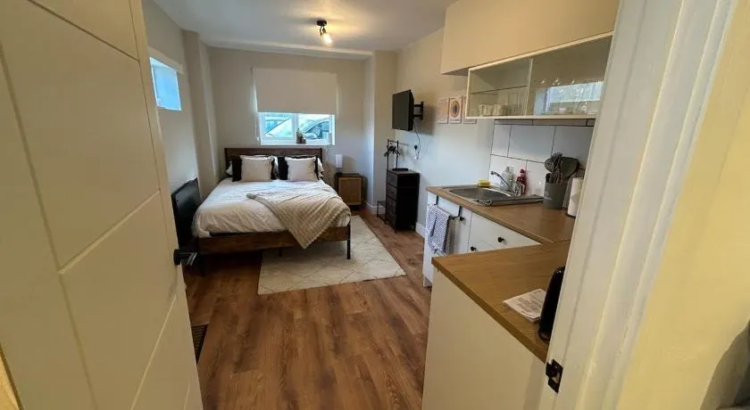 Modern cosy studio near Luton airport, free parking - Image 1