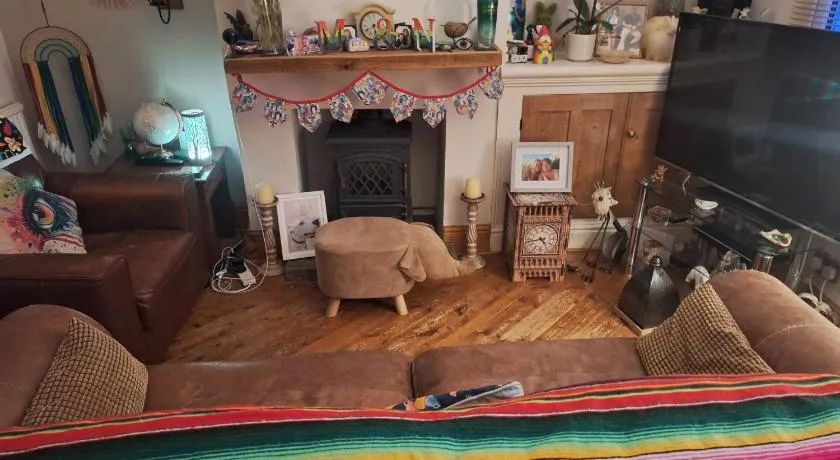 Double Ensuite in a colourful quirky terrace on a quiet leafy street - Image 1