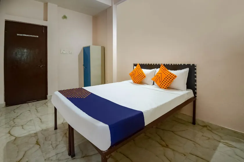 SPOT ON 66974 Hotel Shri Gurukripa - Image 1