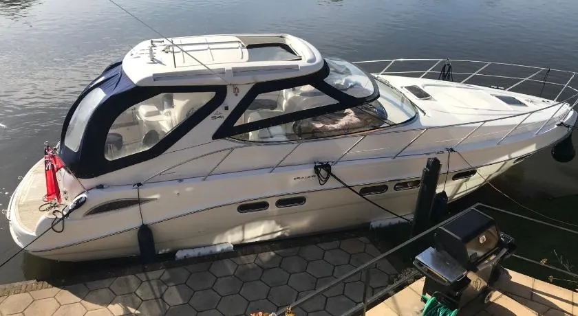 ENTIRE YACHT LUXURY TRANQUIL -RELAXING - HEATED -2 Double bedrooms both en-suit -70sqm -QUIET and PEACEFUL- HEATING - sleeps up to 4 people - moored on our Private Island - nearby LEGOLAND THORPE PARK ASCOT RACES WENTWORTH LONDON Lapland UK NO Parties - Image 1