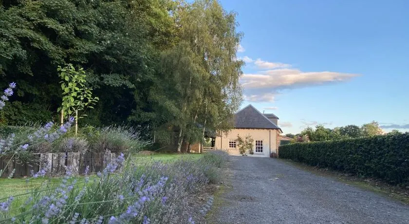 Private detached cottage sleeps 4 - Image 1