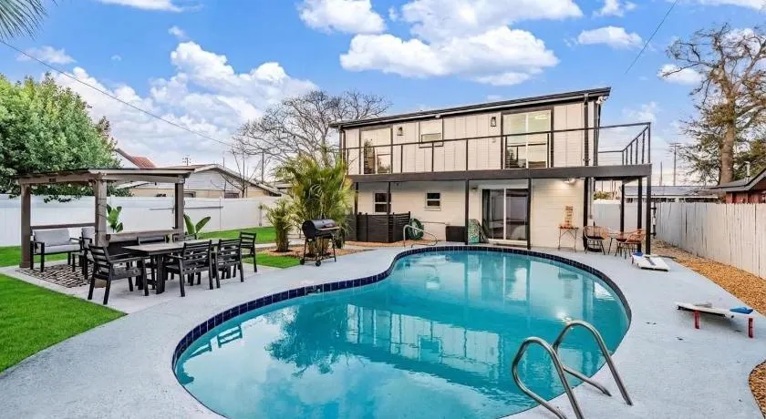 Heated Pool & Game Room Pet Friendly Near Stadium & Airport - Image 1