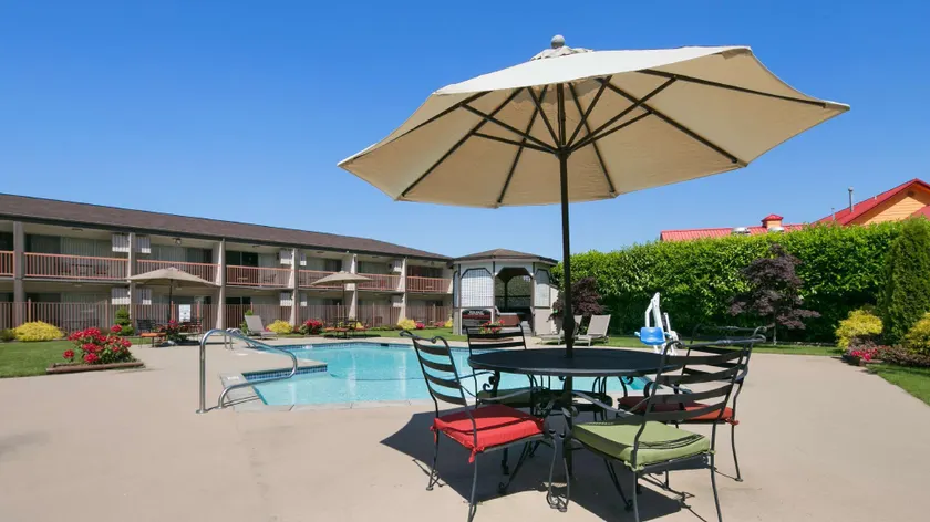 Clarion Pointe Mount Vernon - Burlington - Image 1