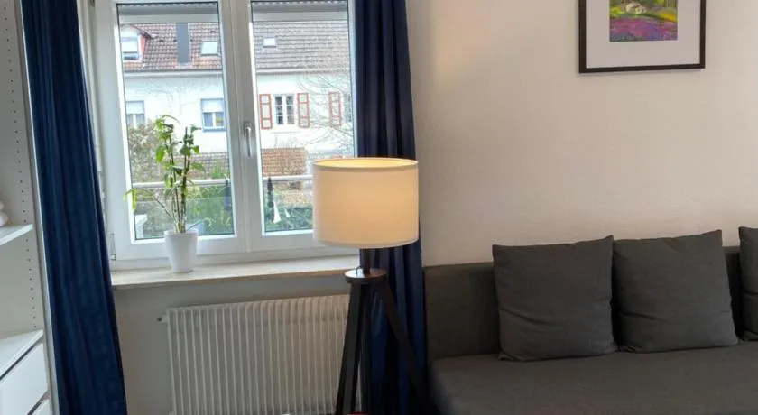 Preiswertes stilvolles Zimmer im privaten Haus mit großem schönem modernem Gemeinschaft Badenzimmer - Image 1