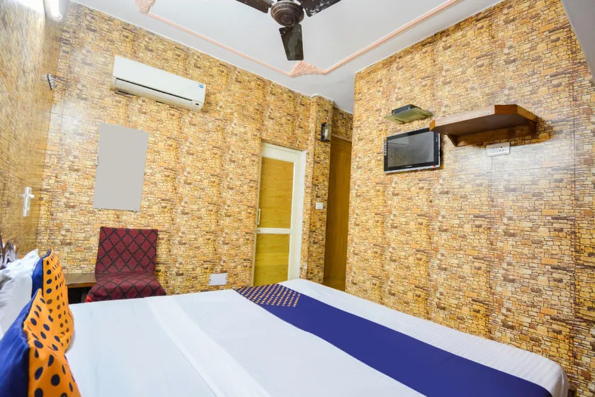 SPOT ON 68349 Kaka Hotel - Image 1