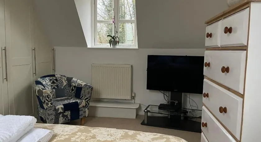 Charming Detached Cottage Guest Room in Silsoe Village - Image 1