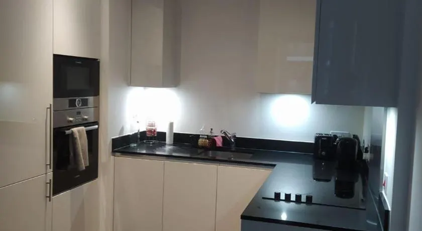 Lovely 1Bed flat 10mins to Canary Wharf & parking - Image 1