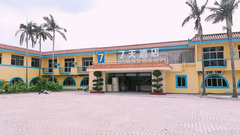 7Days Inn Zhuhai Crocodile Island Bohuang Furniture Baiteng Lake Branch - Image 1